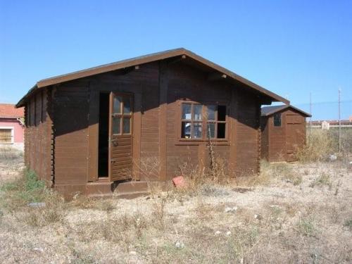 Terreno rustico con casa de madera junto al paraje torrevieja