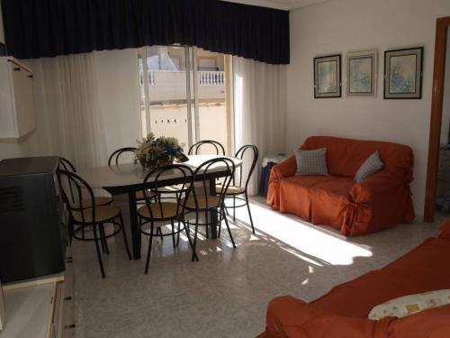 TORREVIEJA, ATICO DE 3 DORMITORIOS, 2 BAÑOS, PISCINA, 141.000