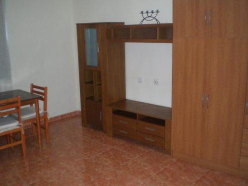 Estudio de 40 m2 con salon/comedor/dormitorio cocina y baño. Muebles