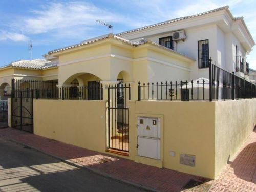 Chalet en venta en Torrevieja (Alicante). El chalet de construcciOn