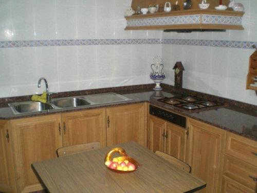 Casa de 3 alturas 1 planta Con un dormitrorio cocina