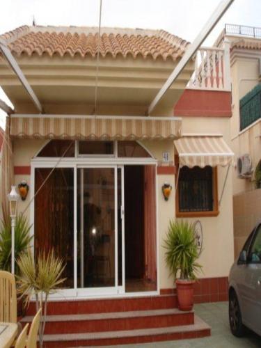 Bonito chalet de segunda mano en torrevieja en urbanizacion privada
