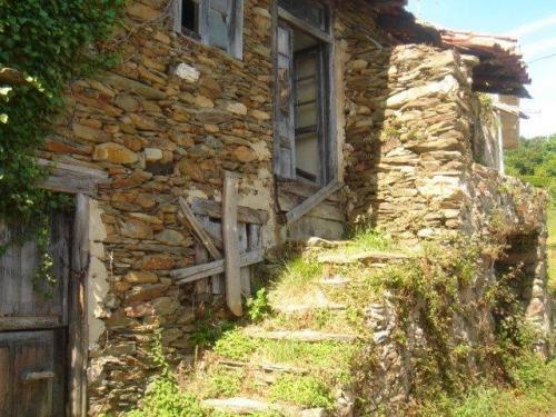 SE VENDEN DOS CASAS ADOSADAS EN RUINAS CON HORREO Y