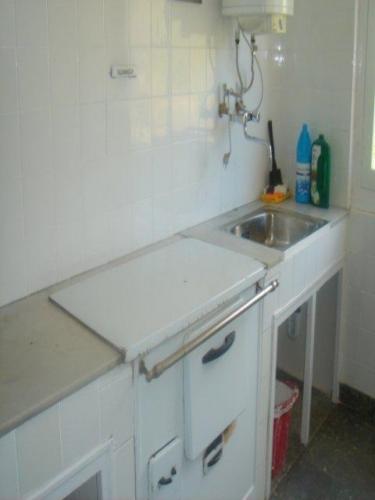 SE ALQUILA PISO SIN MUEBLES DE TRES HABITACIONES BAñO COCINA