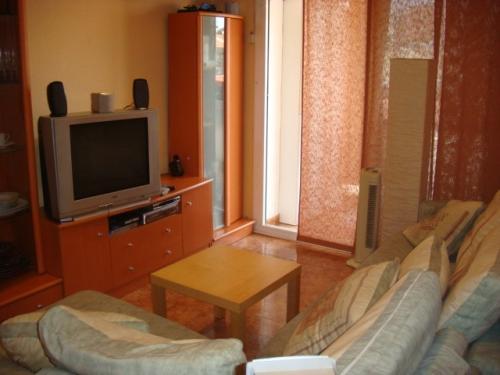 TOTALMENTE REFORMADO Y AMUEBLADO Precioso piso alto con ascensor ubicado