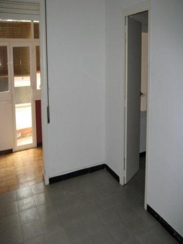 Piso en venta en Sants. Situado en una calle transitada