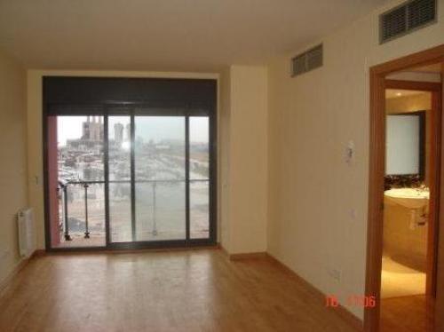 Zona: CENTRO. Piso con suelo de parquet calefacciOn ventanas de