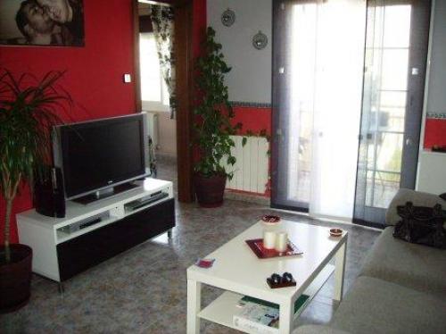 Zona: SANTO CRISTO. El piso tiene suelo de gres ventanas