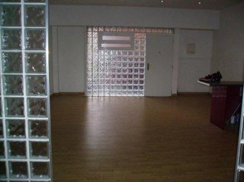 Zona: SISTRELLS (141.000euros) El loft tiene suelo de parket tiene