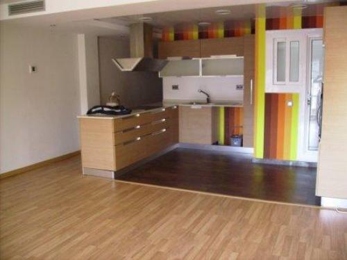 Zona:Lloreda. Piso totalmente reformado suelo parquet cocina americana puertas de