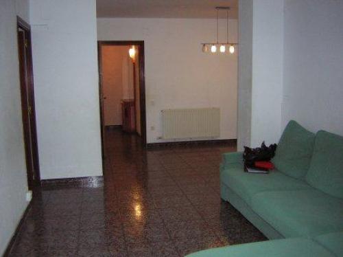 Zona: LLOREDA (57.000.000 Pts.) Buen estado. Suelo de gres. Ventanas