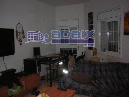 Zona: SISTRELLS (42.000.000 Pts) Buen estado. Suelo de gres. Ventanas