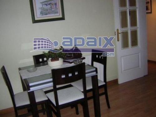 Zona: CENTRO. (48.251.940 pts) Reformado. Pasillo y comedor de parquet.