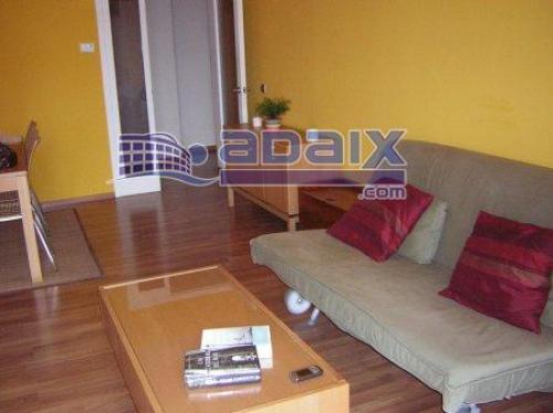 Zona: LLOREDA. (58.000.000 Pts.) Suelo parquet. Ventanas blancas de aluminio.