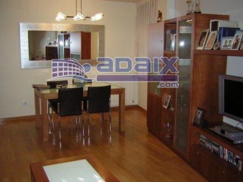 ZONA: PUERTO. (72.496.000 Pts.) Suelo parquet. Ventanas aluminio. BalcOn con