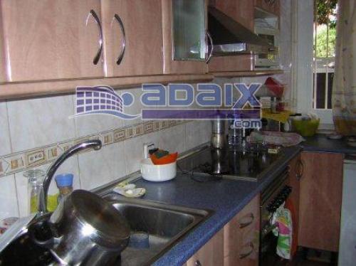 ZONA: LLEFIa (37.000.000 Pts). Suelo de gres (imitaciOn parket). Puertas