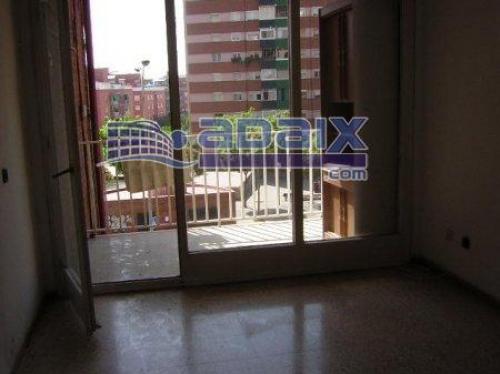 ZONA: LLEFIA BAJA (42.000.000 Pts). Suelo de terrazo Puertas de