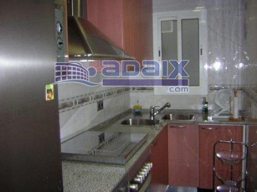 ZONA: SISTRELLS (34.997.000 Pts). Suelo de gres. Puertas de halla.