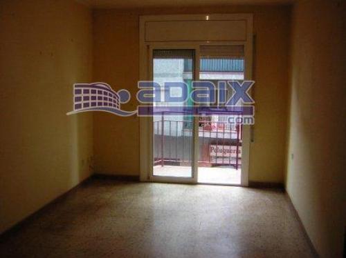 ZONA: SISTRELLS (47.000.000 Pts) Suelo de gres Ventanas de aluminio