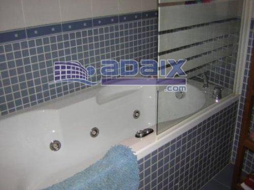 ZONA: SISTRELLS (38.000.000 Pts). Suelo de gres y parket Bañera