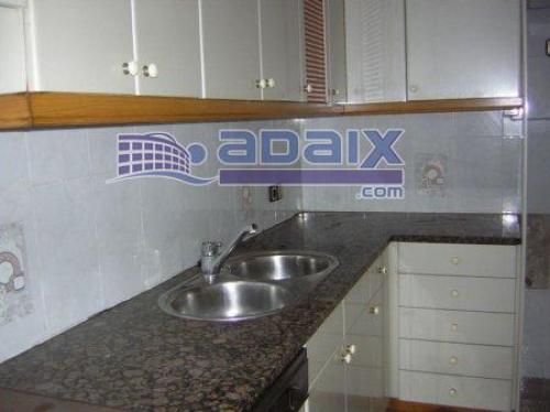 ZONA: LLOREDA (45.000.000 Pts). Suelo de gres Ventanas de madera