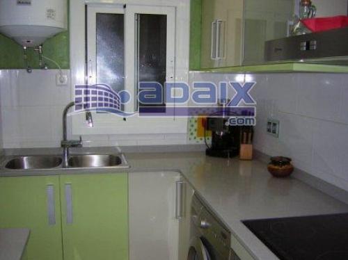 ZONA: SANTO CRISTO. (34.000.000 Pts). Suelo de gres Ventanas blancas