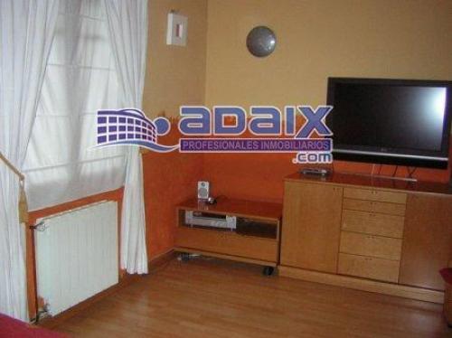 ZONA: RAVAL (27.000.000 Pts). Suelo de parquet. Ventanas de madera