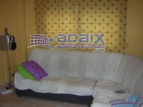 Zona: LA SALUD. Suelo de gres planta baja con rejas