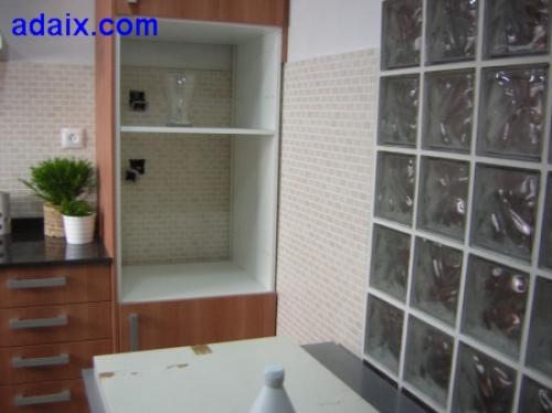 ZONA: PEP VENTURA. Suelo de parquet cocina nueva con vitro