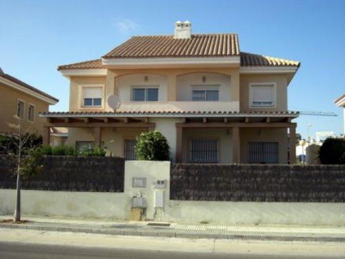 El Aguila. Chalet Pareado del año 2005 distribuido en cuatro