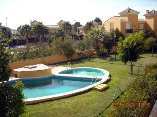 Alquiler de vivienda unifamiliar adosada en urbanizacion residencial y exclusiva