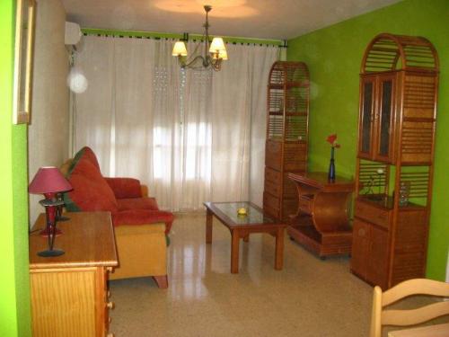 piso de tres dormitorios totalmente amueblado. En el precio se