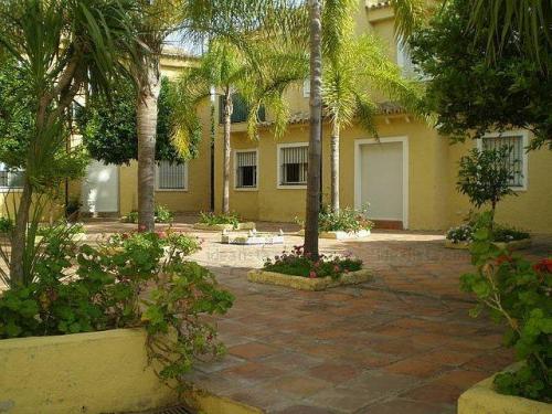 VISTAHERMOSA. Preciosa vivienda adosada con suelos de marmol cocina amueblada