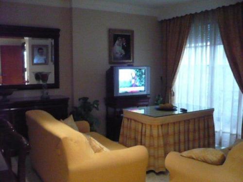 CASA AMPLIA MUY BONITA CON3 DORMITORIOS 1 BAñO CON AZOTEA