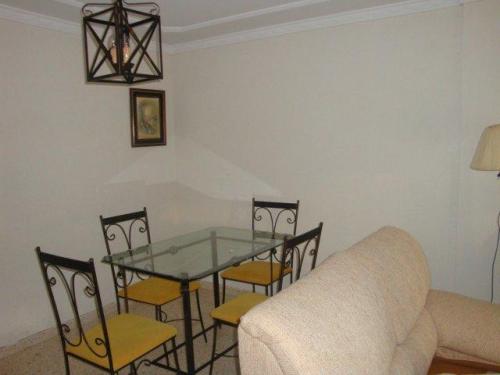 PRECIOSA UNIFAMILIAR. COCINA MUY AMPLIA. 2 PATIOS. TOTALMENTE AMUEBLADA. ZONA