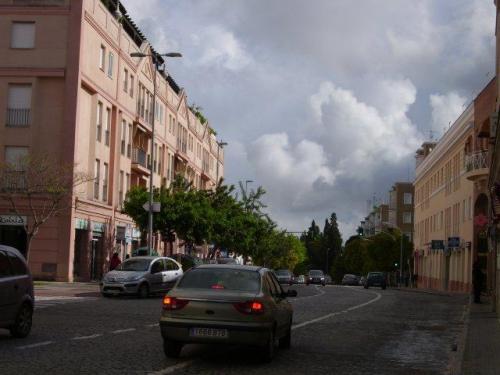 PRECIOSO PISO. TOTALMENTE AMUEBLADO. PATIO COMUNITARIO. A ESTRENAR. CENTRO. TIENDAS