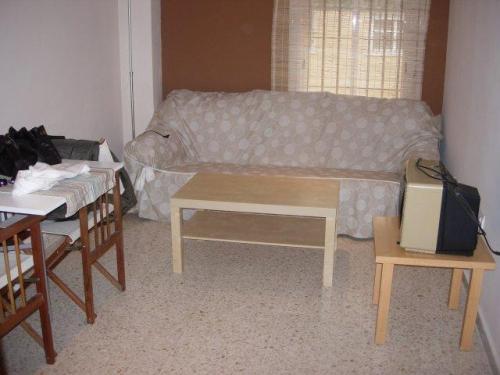 BONITO. PATIO. 2 ARMARIOS EMPOTRADOS. TOTALMENTE AMUEBLADO Y EQUIPADO. ZONA