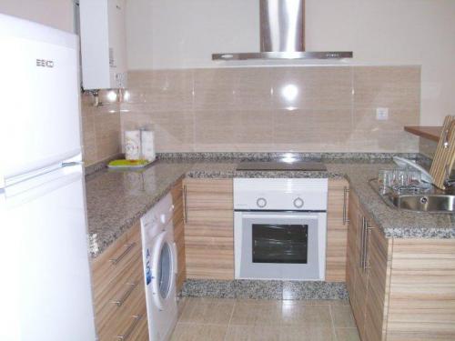 PRECIOSO PISO A ESTRENAR. COCINA AMERICANA. 1 BAñO A/A SUELOS