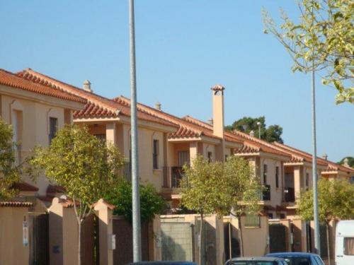 PRECIOSA UNIFAMILIAR ADOSADA 2 PATIOS BAñO ASEO REFORMADA ZONA TRANQUILA