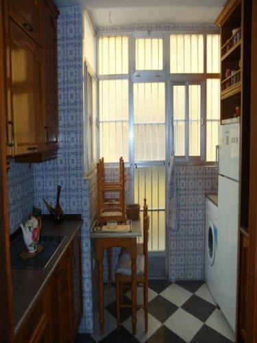 PRECIOSO Y LUMINOSO PISO 3 dormitorios cocina amueblada baño con