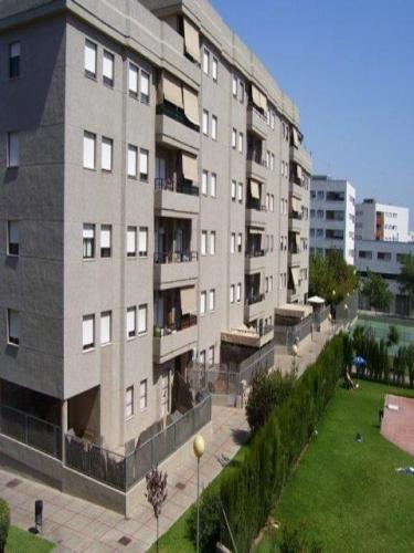 PRECIOSO. URB. PRIVADA. PISCINA. PARQUE INFANTIL. TOTALMENTE AMUEBLADO. SUPERMECADOS. COLE