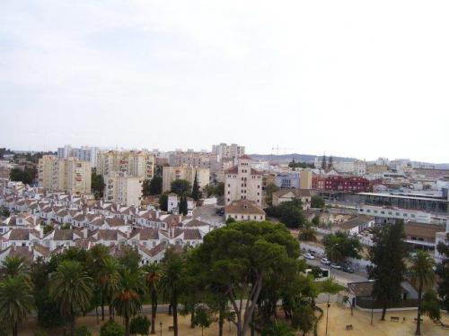 PISO EN URB. PRIVADA. TERRAZA. TOTALMENTE AMUEBLADO. FACIL APARCAMIENTO. EN
