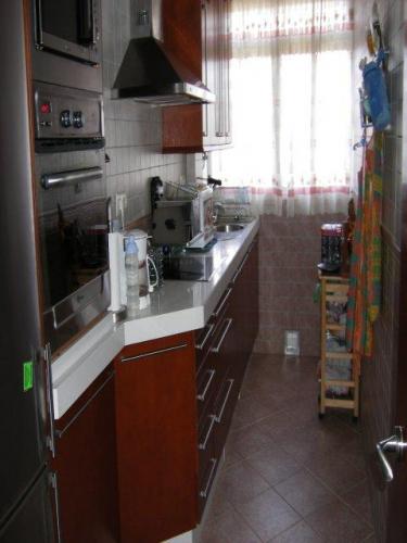 PRECIOSO PISO. VESTIDOR. COCINA AMUEBLADA. TOTALMENTE REFORMADO. ZONA BUENA. COLEGIOS.