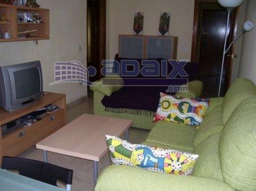 COQUETO PISO EN EL CENTRO. 2 DORMITORIOS BAñO SALON COCINA