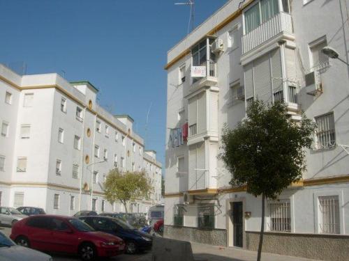 COQUETO. LAVADERO. BALCON. AMUEBLADO. ZONA BUENA. FACIL APARCAMIENTO. COLEGIOS. TIENDAS