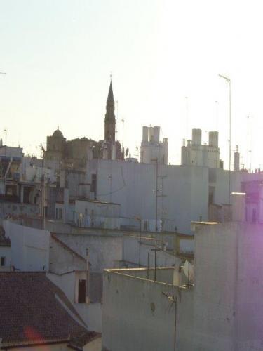 APARTAMENTO ZONA CENTRO. PATIO COMUNITARIO. TOTALMENTE AMUEBLADO. TODOS LOS GASTOS