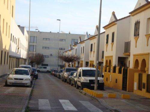 UNIFAMILIAR ADOSADA BAñO ASEO 2 PATIOS. ZONA TRANQUILA Y SEGURA.