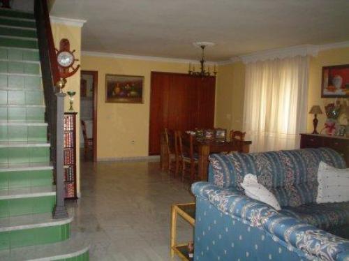 Unifamiliar en esquina con 4 dormitorios 2 baños completos y