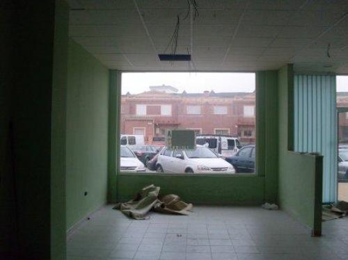 Local de 80 mts2 en muy buena zona comercial. Tiene