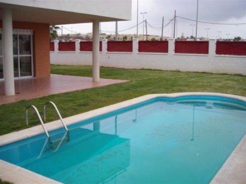 Chalet independiente de 600 mts. de parcela. Consta de 4